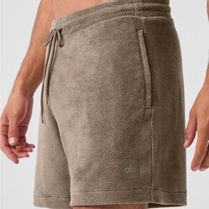 ALO Yoga Men's Tan Athletic Shorts